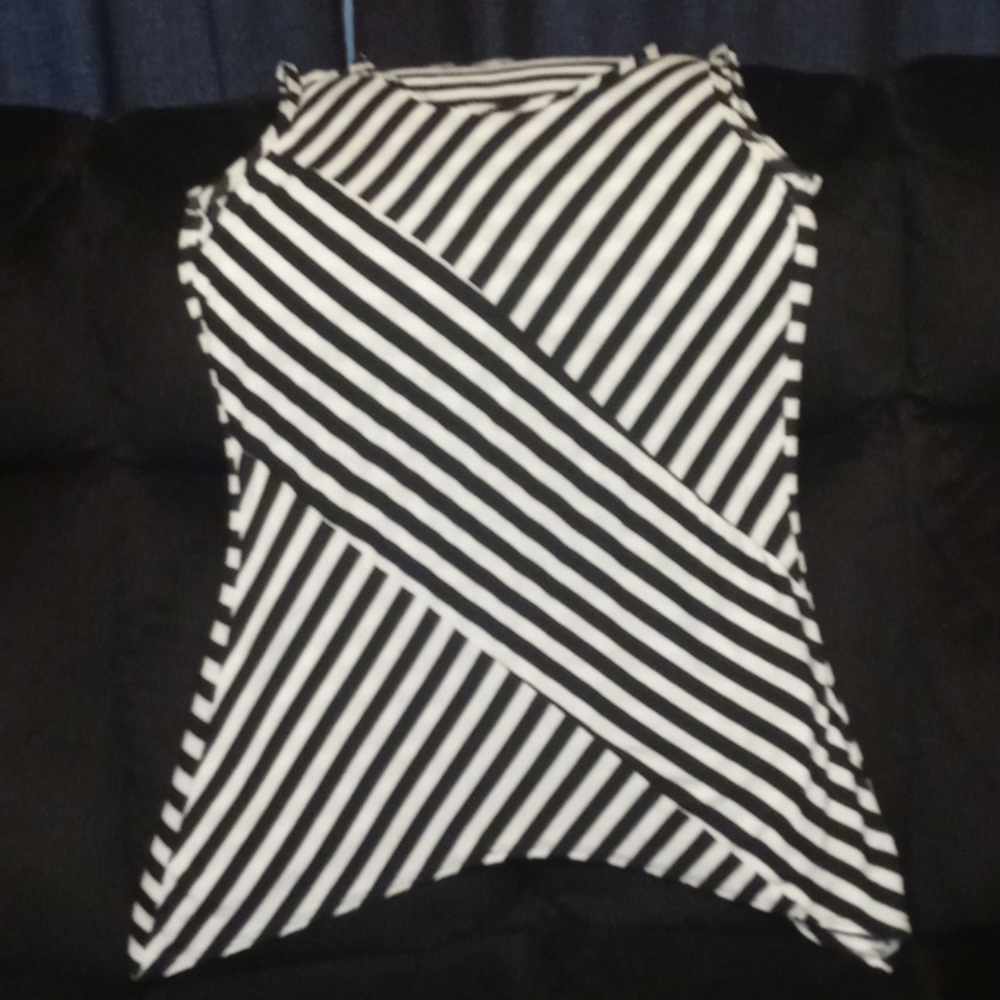 🤍🖤SLEEVELESS TOP WITH ANGLES🤍🖤